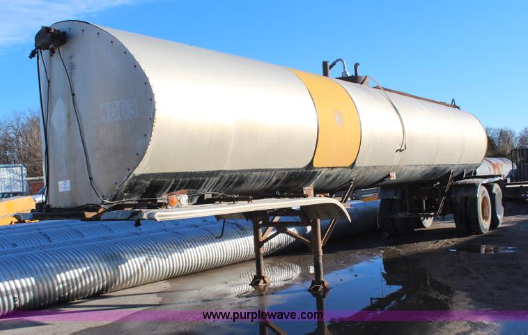 image for item H7814 1965 Etnyre 38' tanker trailer