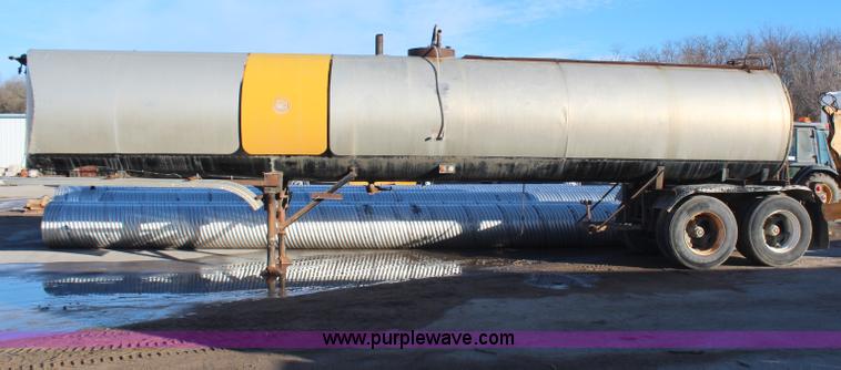 image for item H7814 1965 Etnyre 38' tanker trailer