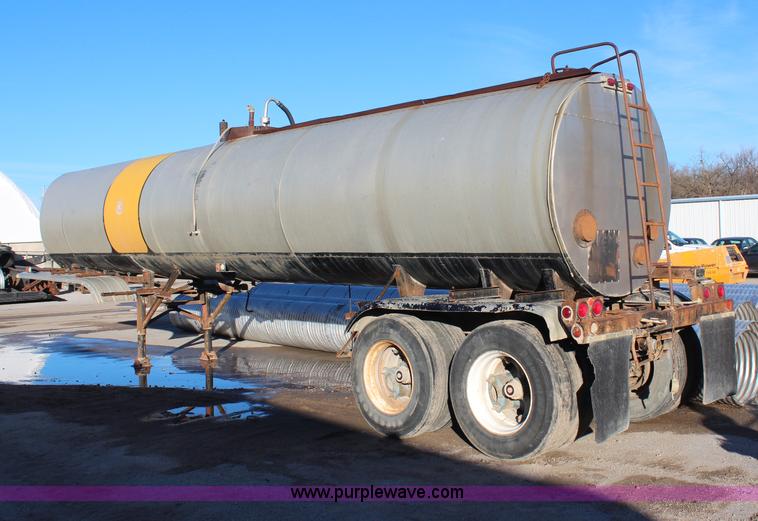 image for item H7814 1965 Etnyre 38' tanker trailer