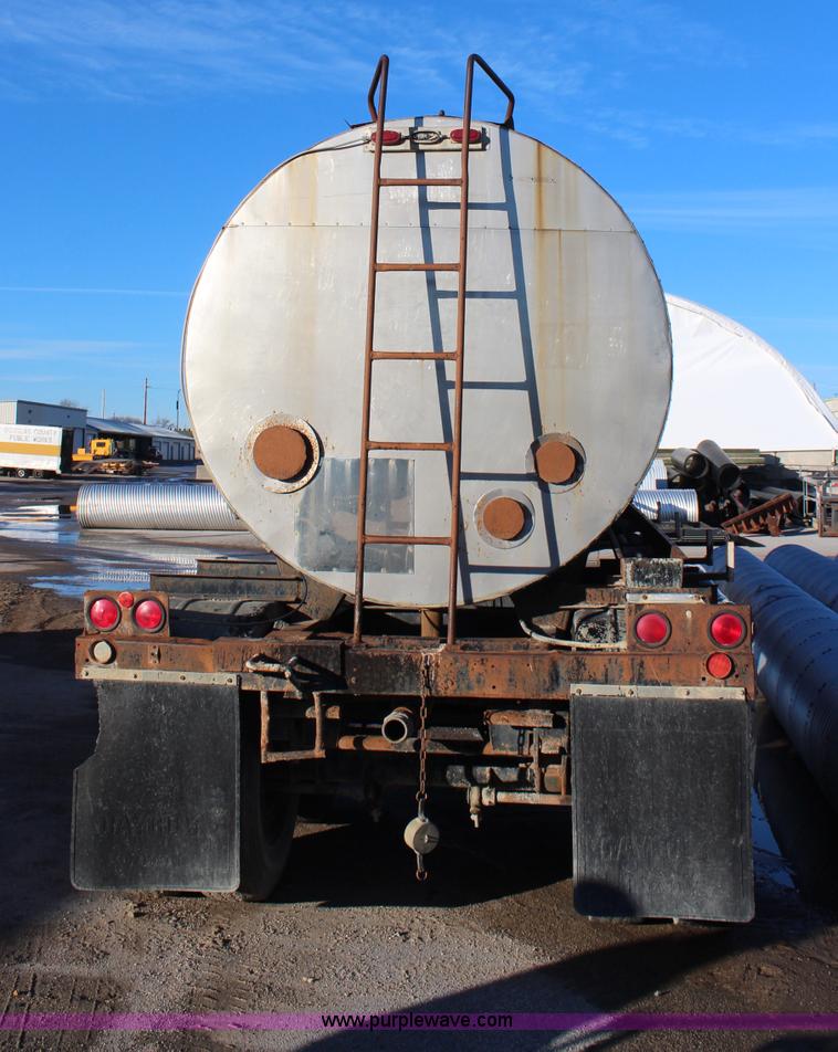 image for item H7814 1965 Etnyre 38' tanker trailer