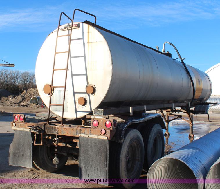 image for item H7814 1965 Etnyre 38' tanker trailer