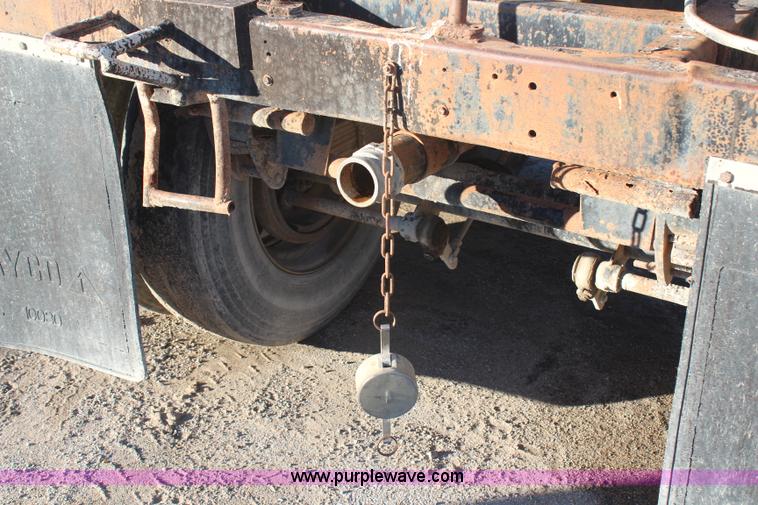 image for item H7814 1965 Etnyre 38' tanker trailer