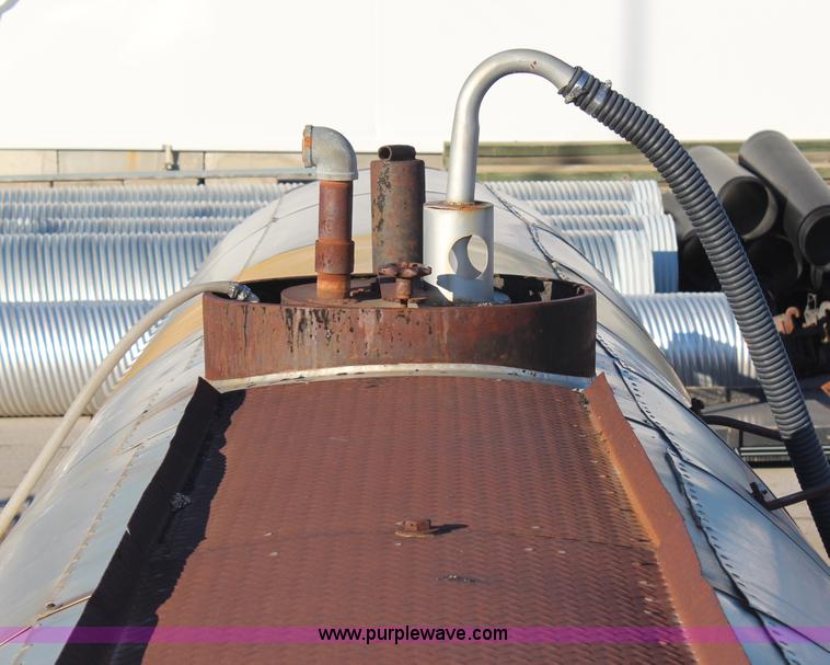 image for item H7814 1965 Etnyre 38' tanker trailer