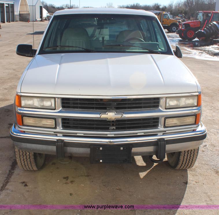 image for item H7820 1994 Chevrolet Suburban K2500 SUV