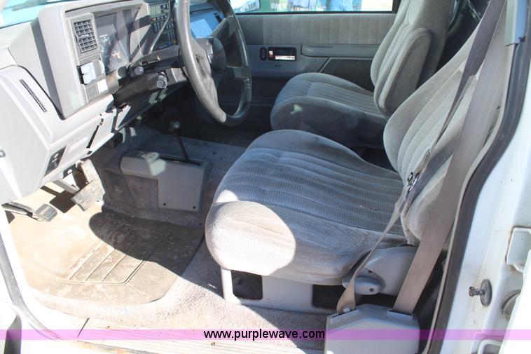 image for item H7820 1994 Chevrolet Suburban K2500 SUV