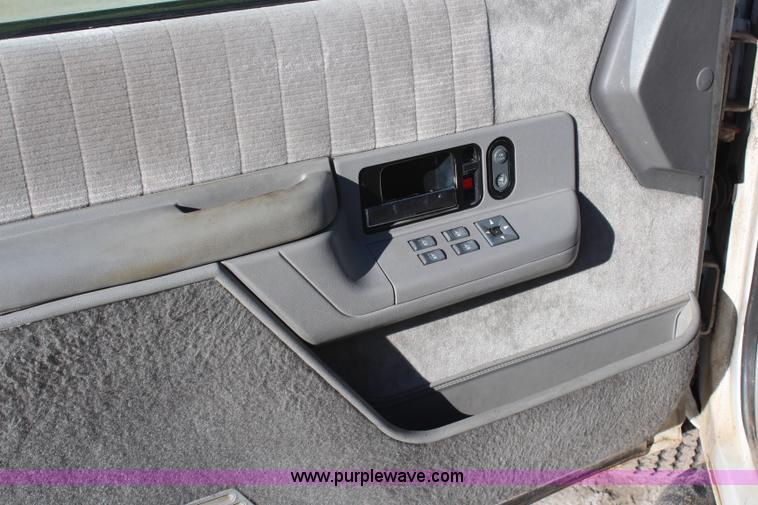 image for item H7820 1994 Chevrolet Suburban K2500 SUV