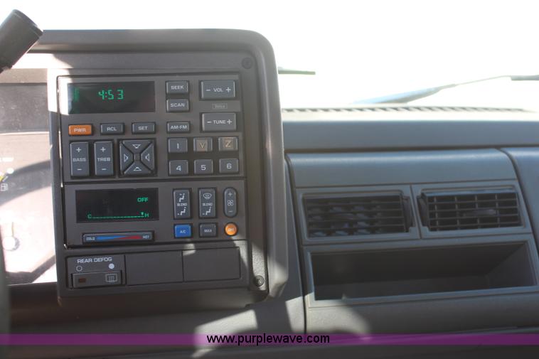 image for item H7820 1994 Chevrolet Suburban K2500 SUV