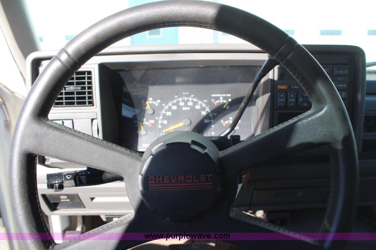 image for item H7820 1994 Chevrolet Suburban K2500 SUV