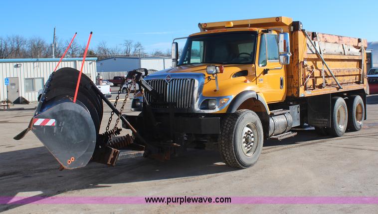 image for item H7822 2003 International 7400 dump truck