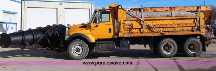 image for item H7822 2003 International 7400 dump truck