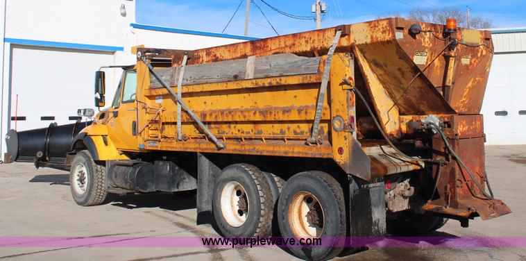 image for item H7822 2003 International 7400 dump truck