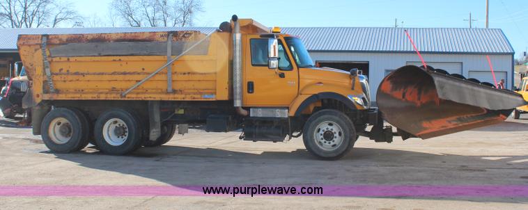 image for item H7822 2003 International 7400 dump truck