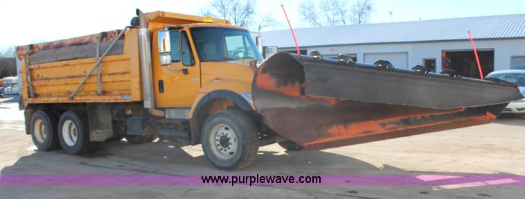 image for item H7822 2003 International 7400 dump truck