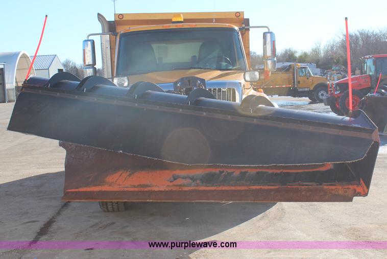 image for item H7822 2003 International 7400 dump truck