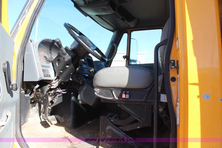 image for item H7822 2003 International 7400 dump truck