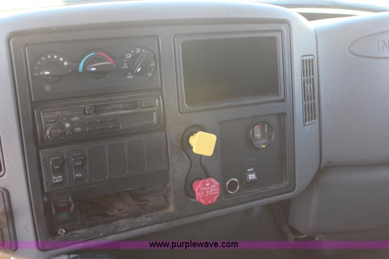 image for item H7822 2003 International 7400 dump truck