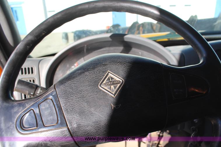 image for item H7822 2003 International 7400 dump truck