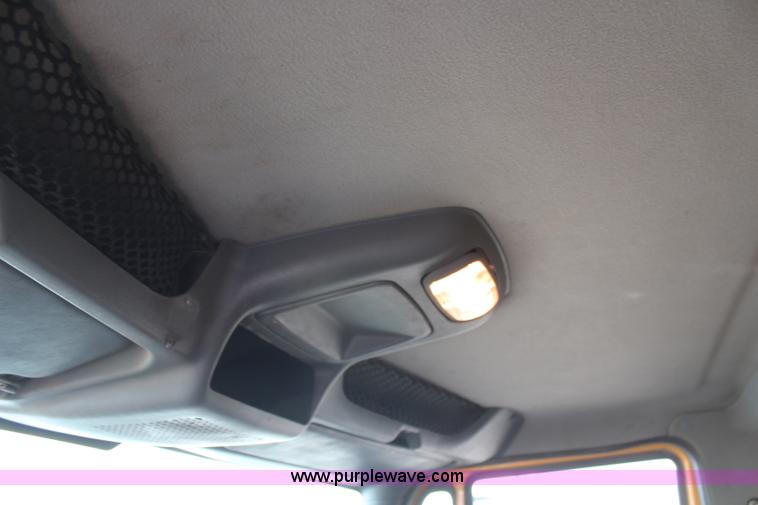 image for item H7822 2003 International 7400 dump truck