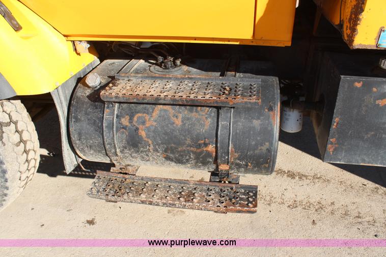 image for item H7822 2003 International 7400 dump truck