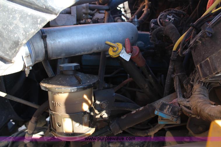 image for item H7822 2003 International 7400 dump truck