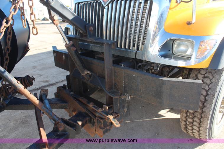 image for item H7822 2003 International 7400 dump truck