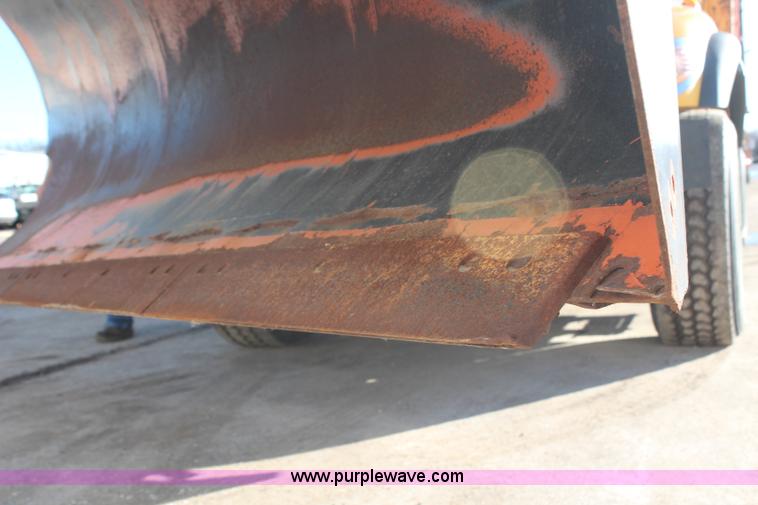 image for item H7822 2003 International 7400 dump truck