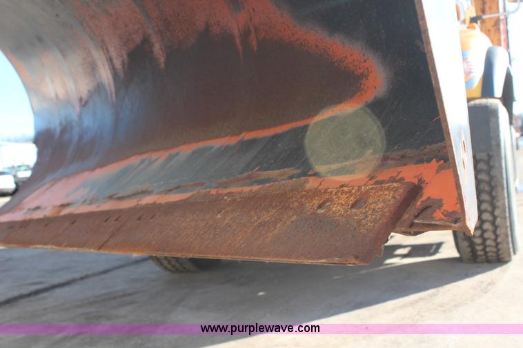 image for item H7822 2003 International 7400 dump truck