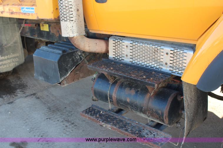 image for item H7822 2003 International 7400 dump truck