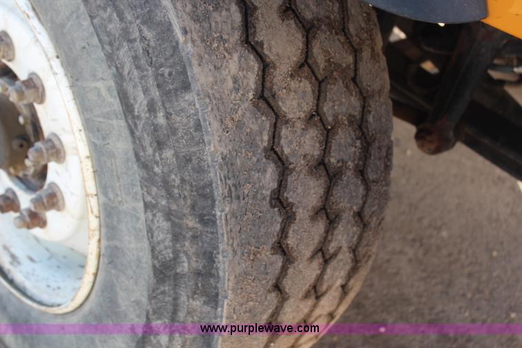 image for item H7822 2003 International 7400 dump truck