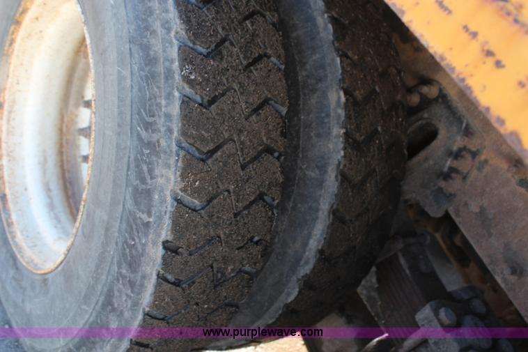 image for item H7822 2003 International 7400 dump truck