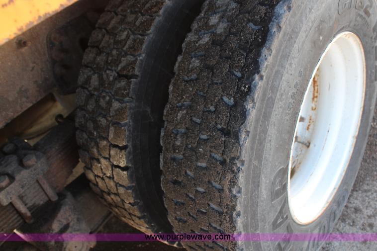 image for item H7822 2003 International 7400 dump truck