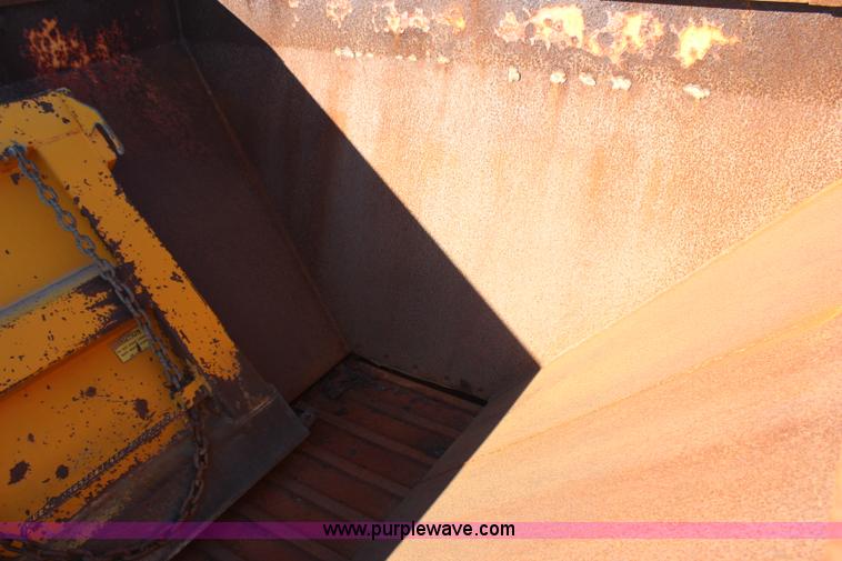 image for item H7822 2003 International 7400 dump truck