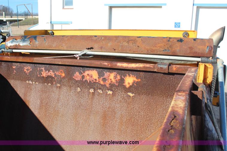 image for item H7822 2003 International 7400 dump truck