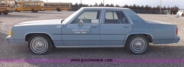 image for item I9200 1988 Ford Crown Victoria