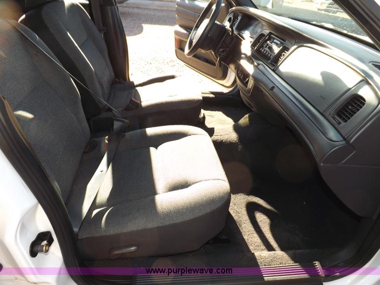 image for item I9210 2005 Ford Crown Victoria Police Interceptor
