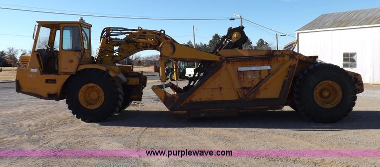 image for item I9211 1971 John Deere 860 elevating scraper