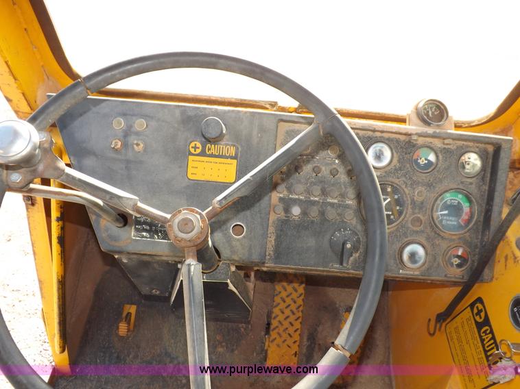 image for item I9211 1971 John Deere 860 elevating scraper