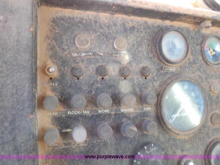 image for item I9211 1971 John Deere 860 elevating scraper