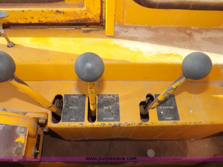 image for item I9211 1971 John Deere 860 elevating scraper