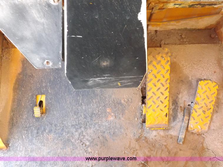 image for item I9211 1971 John Deere 860 elevating scraper