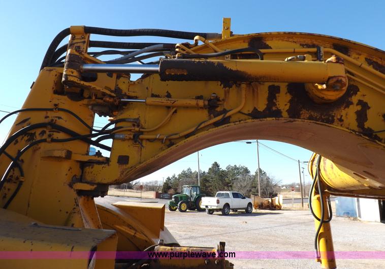 image for item I9211 1971 John Deere 860 elevating scraper