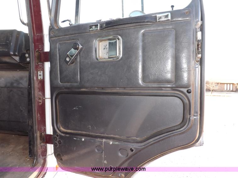 image for item I9217 1992 Volvo WX64 trash truck