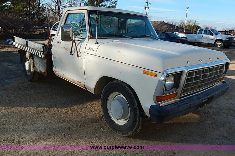 image for item I9436 1978 Ford F250 Custom flatbed truck