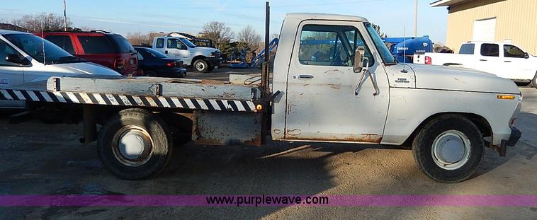 image for item I9436 1978 Ford F250 Custom flatbed truck