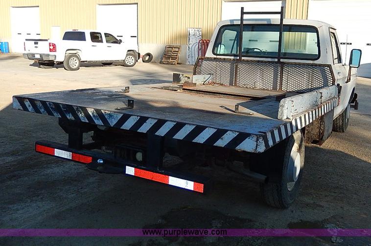 image for item I9436 1978 Ford F250 Custom flatbed truck