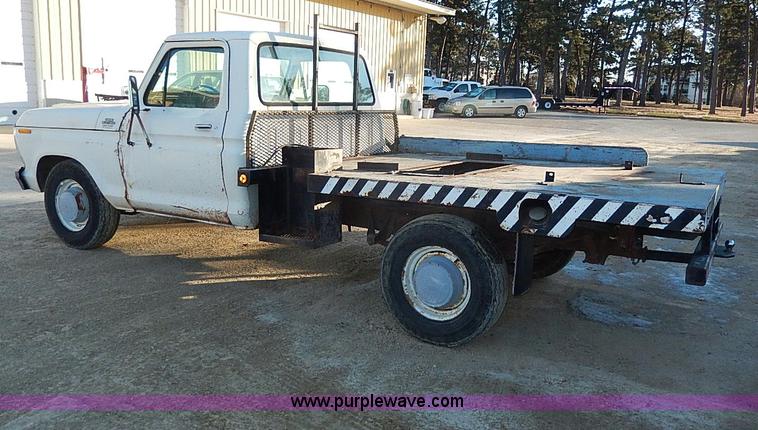 image for item I9436 1978 Ford F250 Custom flatbed truck