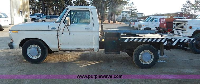 image for item I9436 1978 Ford F250 Custom flatbed truck