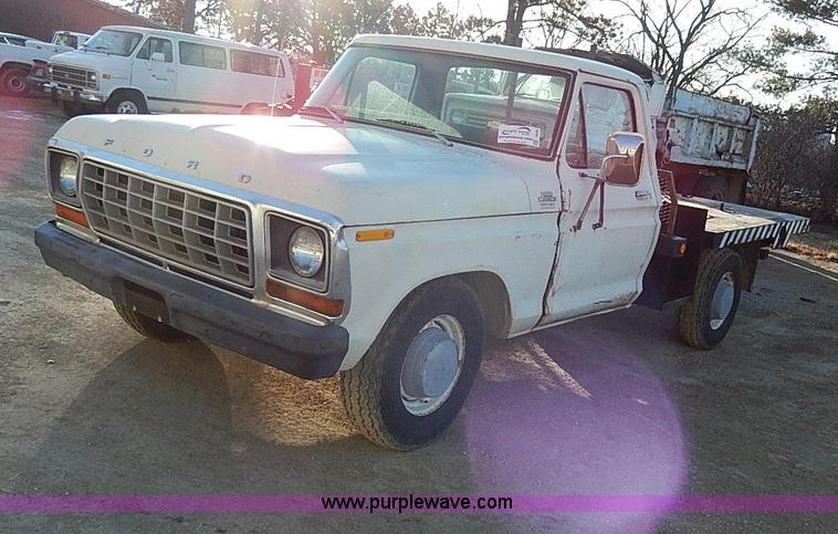 image for item I9436 1978 Ford F250 Custom flatbed truck