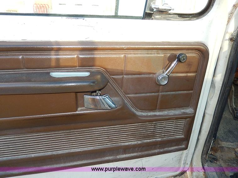 image for item I9436 1978 Ford F250 Custom flatbed truck