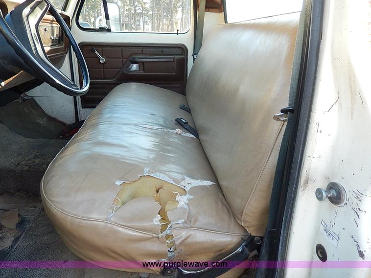 image for item I9436 1978 Ford F250 Custom flatbed truck